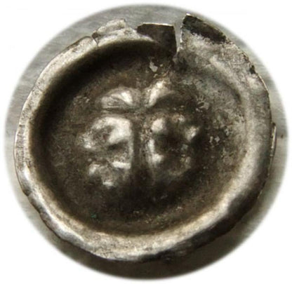 Arcade bractée ornée de croix de l'ordre teutonique