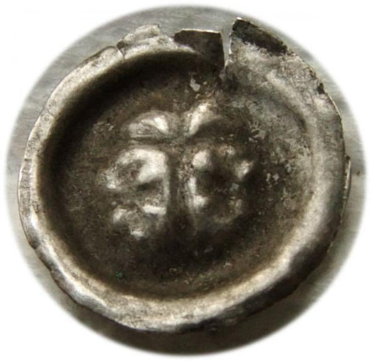 Arcade bractée ornée de croix de l'ordre teutonique